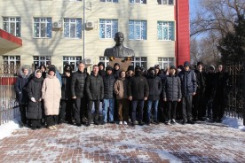 Игорь Батлуков вместе с учениками  школы №7 возложил цветы к памятнику Михаила Ревенко
